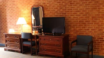 Escritorio, espacio para trabajar con laptop y cortinas blackout