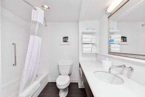 Room, 1 King Bed, Accessible, Bathtub | Bathroom