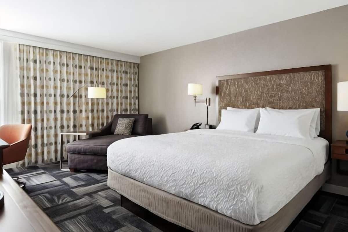 Premium bedding, in-room safe, desk, blackout drapes