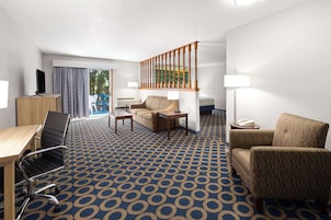 Deluxe Suite, 1 King Bed, Non Smoking | Desk, iron/ironing board, free WiFi, bed sheets