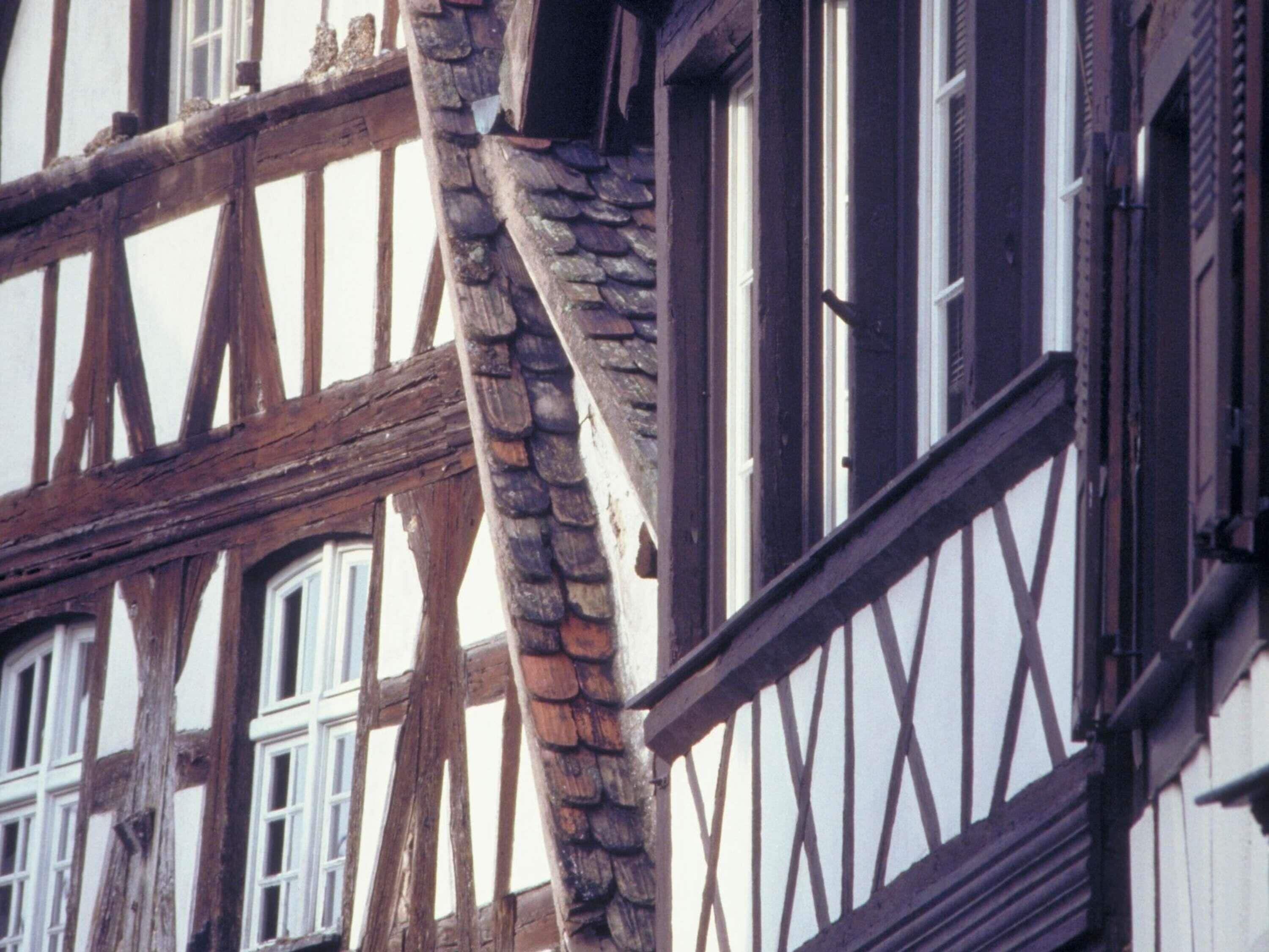 Un edificio de entramado de madera con vigas de madera a la vista y detalles de piedra.