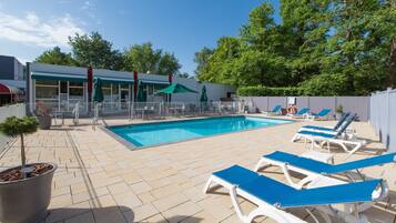 Piscina stagionale all'aperto, lettini