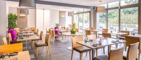 供应午餐和晚餐,法国菜