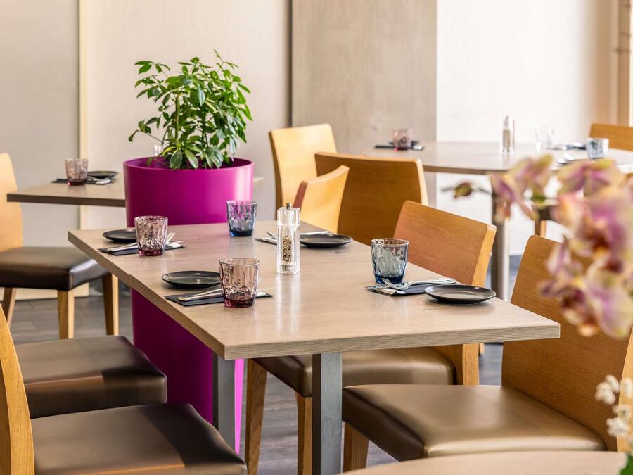 Lunch and dinner served, French cuisine