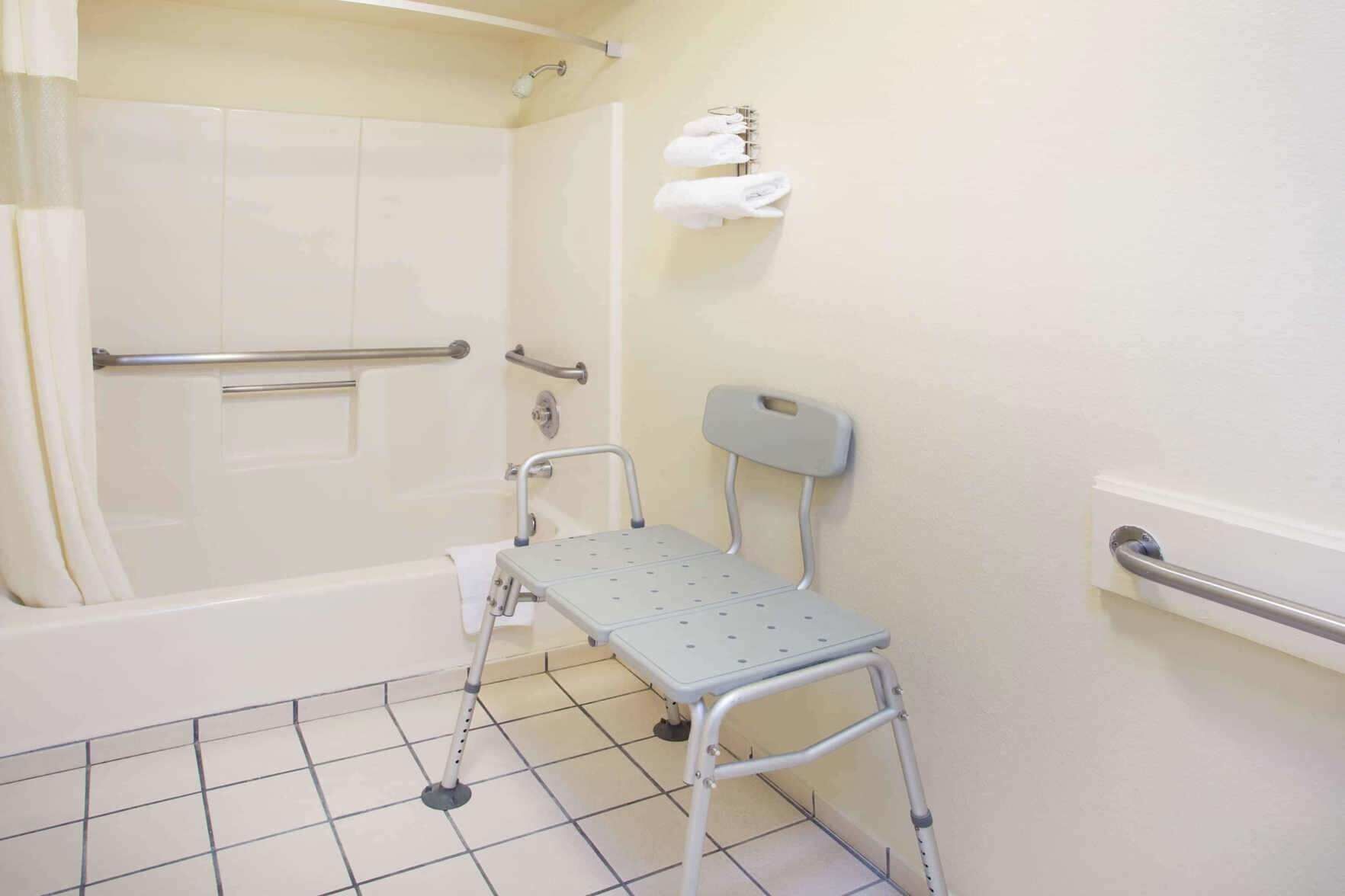 Badkamer | Een bad/douchecombinatie, gratis toiletartikelen, een haardroger