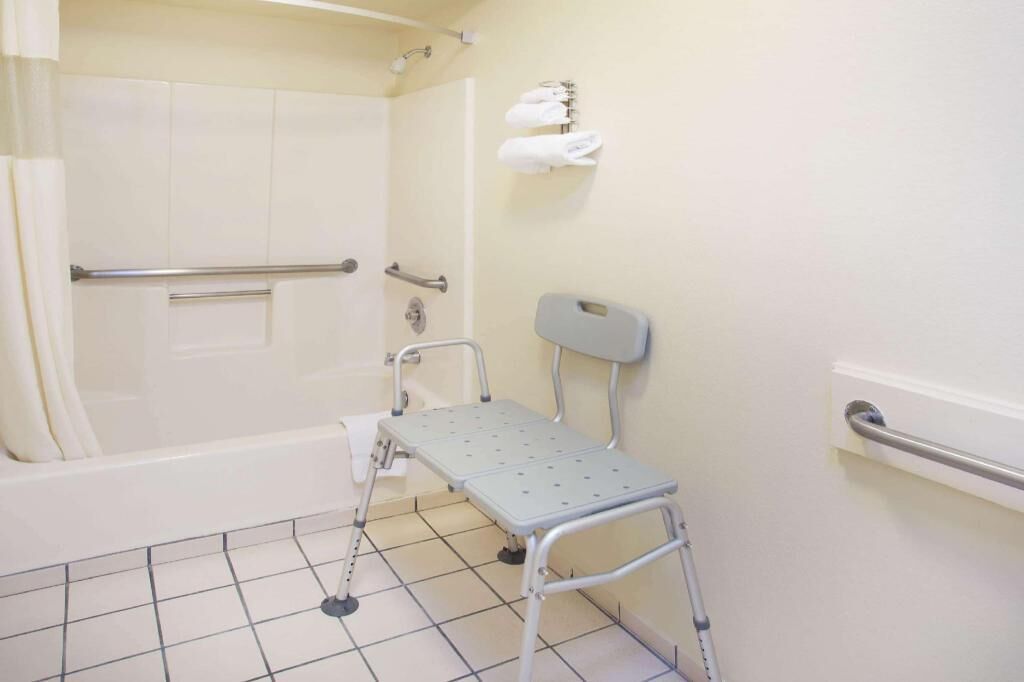 Badkamer | Een bad/douchecombinatie, gratis toiletartikelen, een haardroger