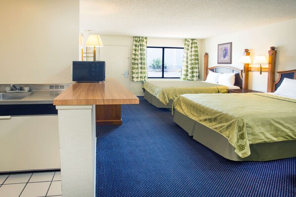 Suite, 2 Queen Beds, Non Smoking, Refrigerator