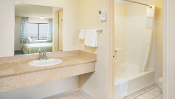 Combined shower/bathtub, free toiletries, hair dryer, towels