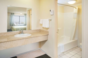 Badkar/dusch, gratis toalettartiklar, hårtork och handdukar