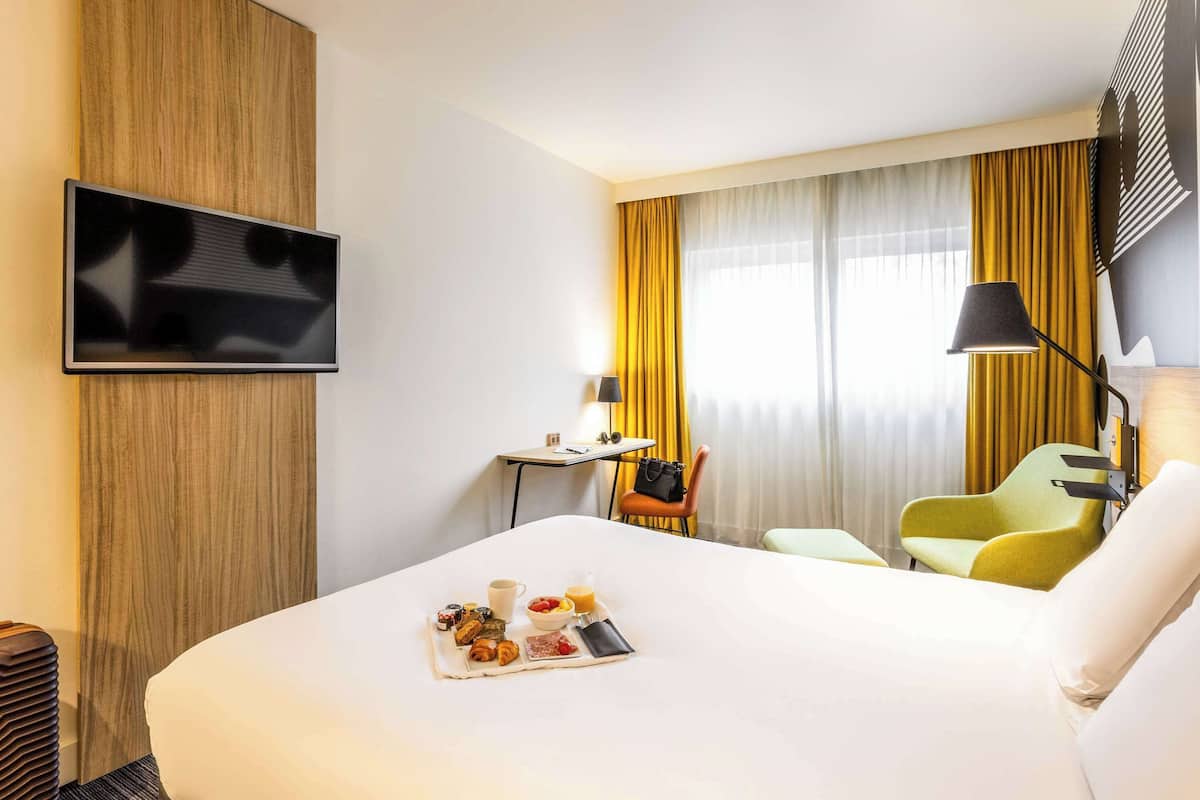 In-room safe, desk, blackout curtains, soundproofing