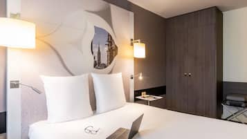 Caja de seguridad en la habitación, escritorio y cortinas blackout