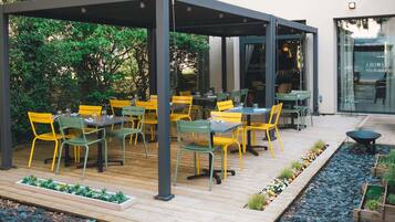 Lunch and dinner served, French cuisine