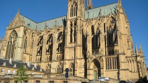 Una gran catedral de estilo gótico con elaborada ornamentación de piedra y altas agujas.