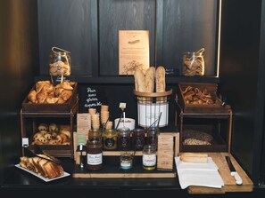 Café da manhã com buffet todos os dias mediante uma taxa