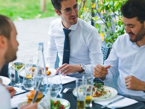 Déjeuner et dîner servis sur place, spécialités Cuisine française