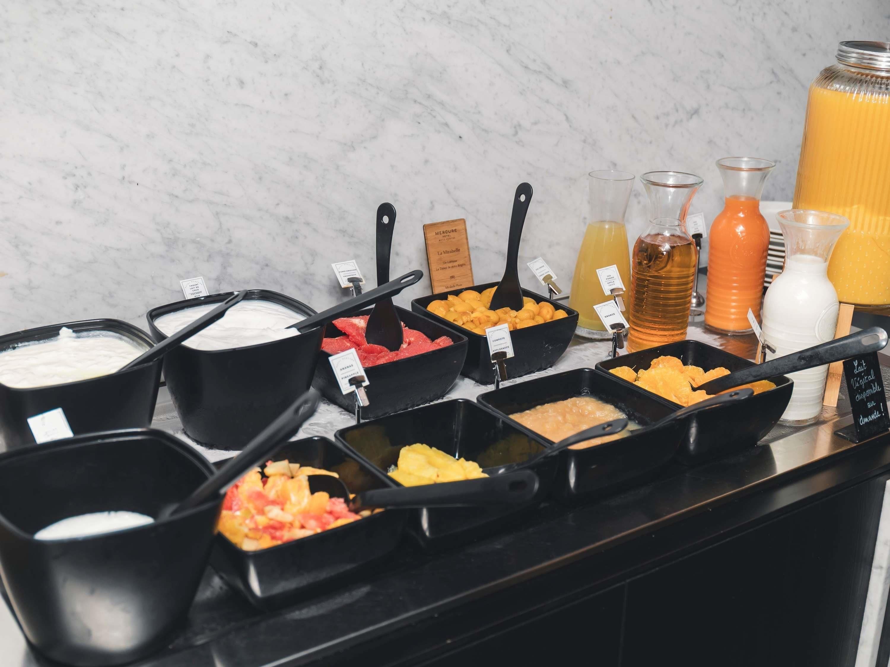 Ein Buffet mit verschiedenen Speisen und Getränken.