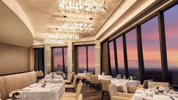 4 restaurants servant le petit déjeuner, le déjeuner et le dîner