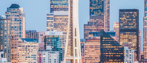 Un paisaje urbano con una torre destacada y edificios altos circundantes.