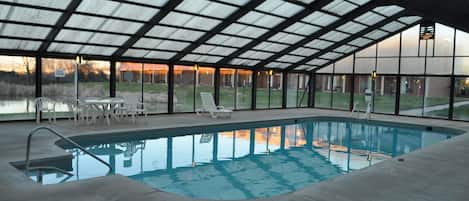 Een binnenzwembad en ligstoelen