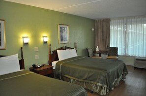 Skrivebord, strykejern/-brett, barnesenger og wi-fi (inkludert)