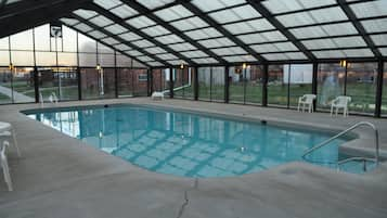 Indoor pool, sun loungers