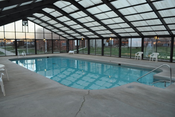 Indoor pool, sun loungers