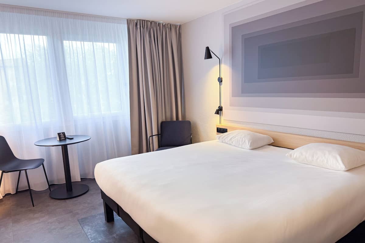 Chambre Standard, 1 lit double | 1 chambre, bureau, systĂšme dâinsonorisation, fer et planche Ă repasser