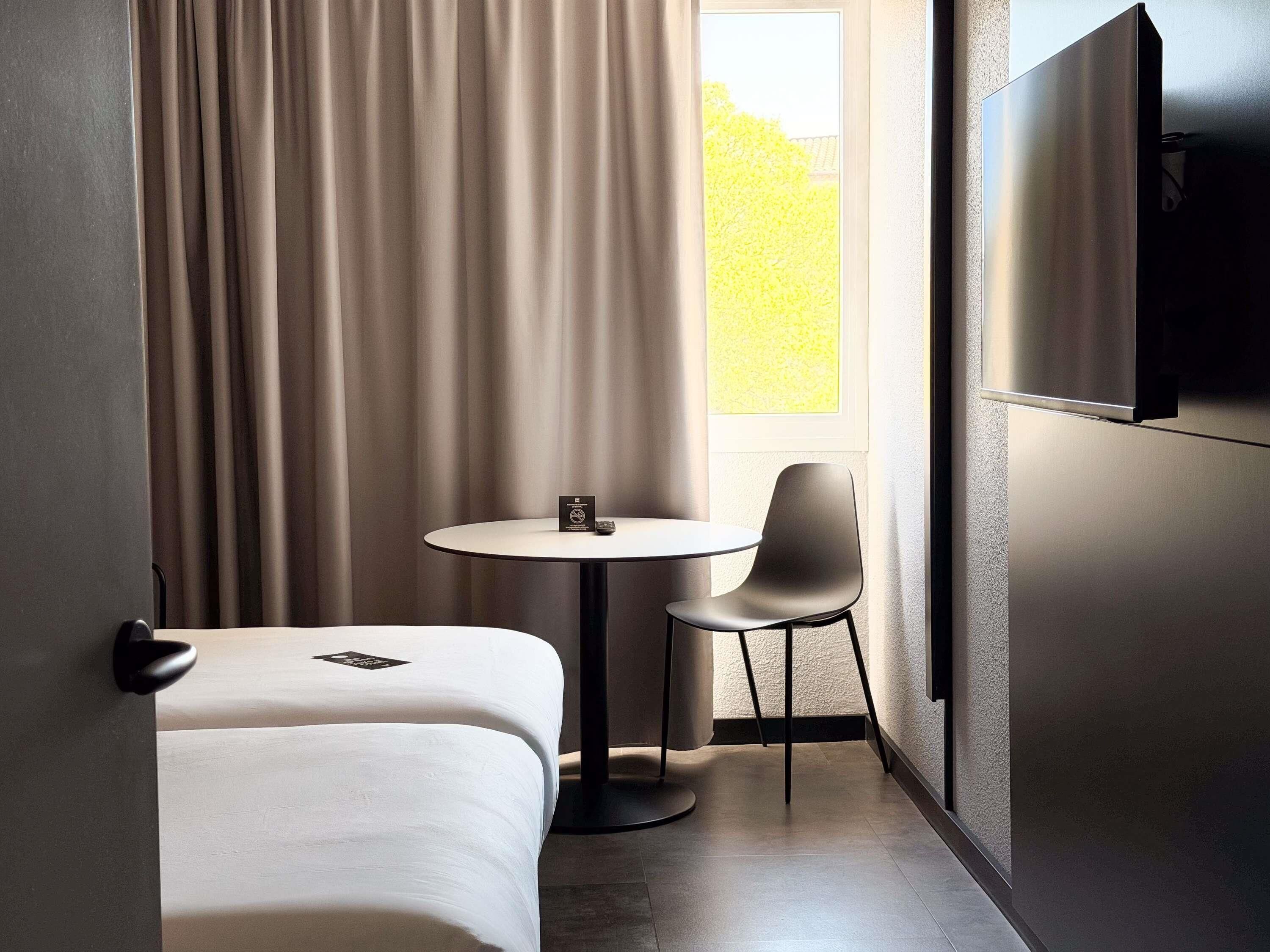 1 chambre, bureau, chambres insonorisées, fer et planche à repasser