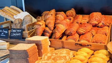 Petit déjeuner buffet (11.90 EUR par personne)