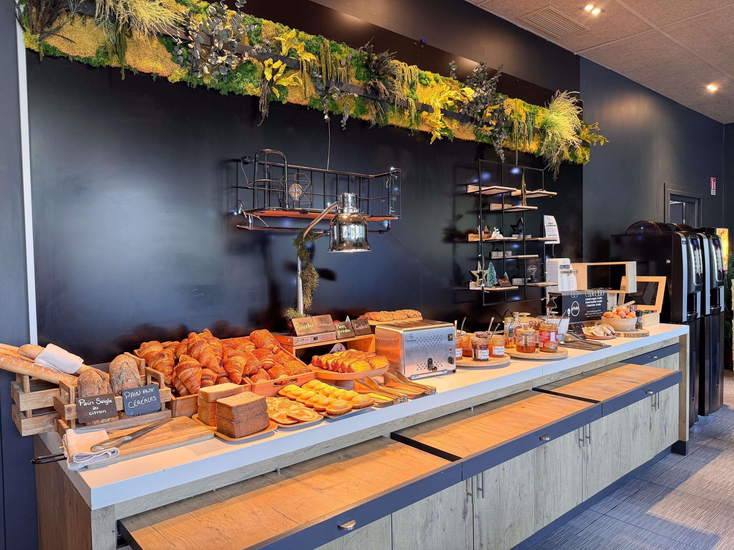 Petit déjeuner buffet servi tous les jours en supplément