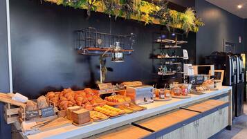Petit déjeuner buffet servi tous les jours en supplément