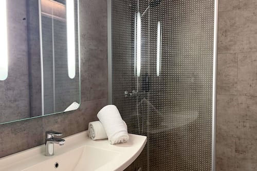 1 Schlafzimmer, Schreibtisch, schallisolierte Zimmer