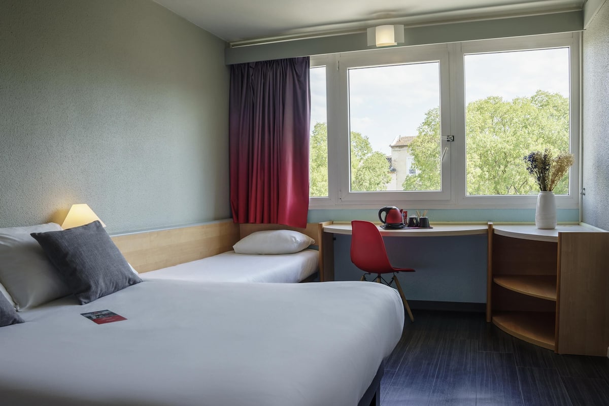 Chambre Standard, plusieurs lits | 1 chambre, bureau, chambres insonorisées, fer et planche à repasser