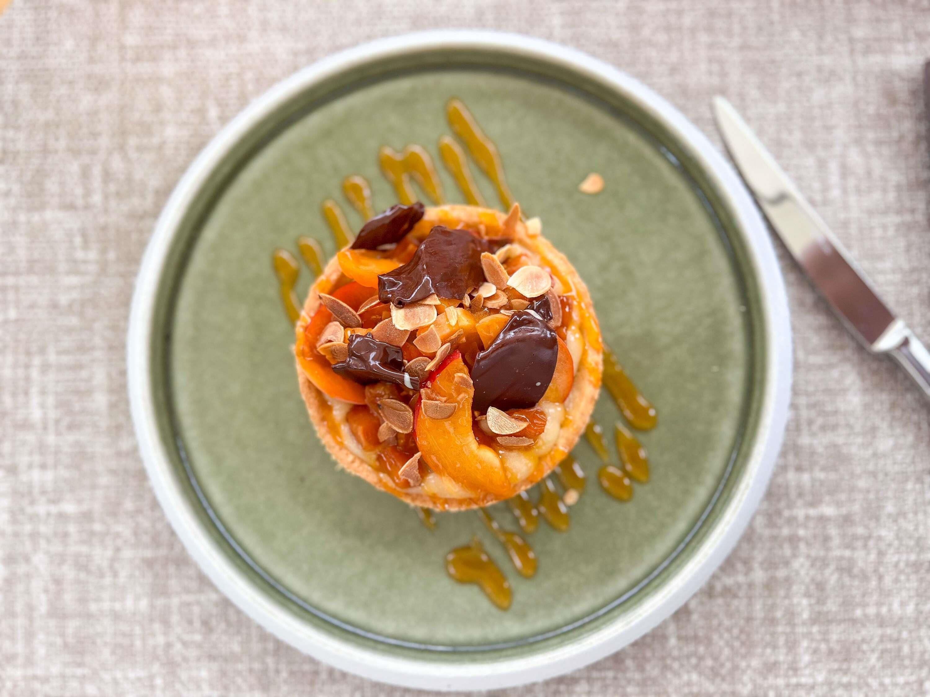 Un postre en un plato con un cuchillo a un lado.