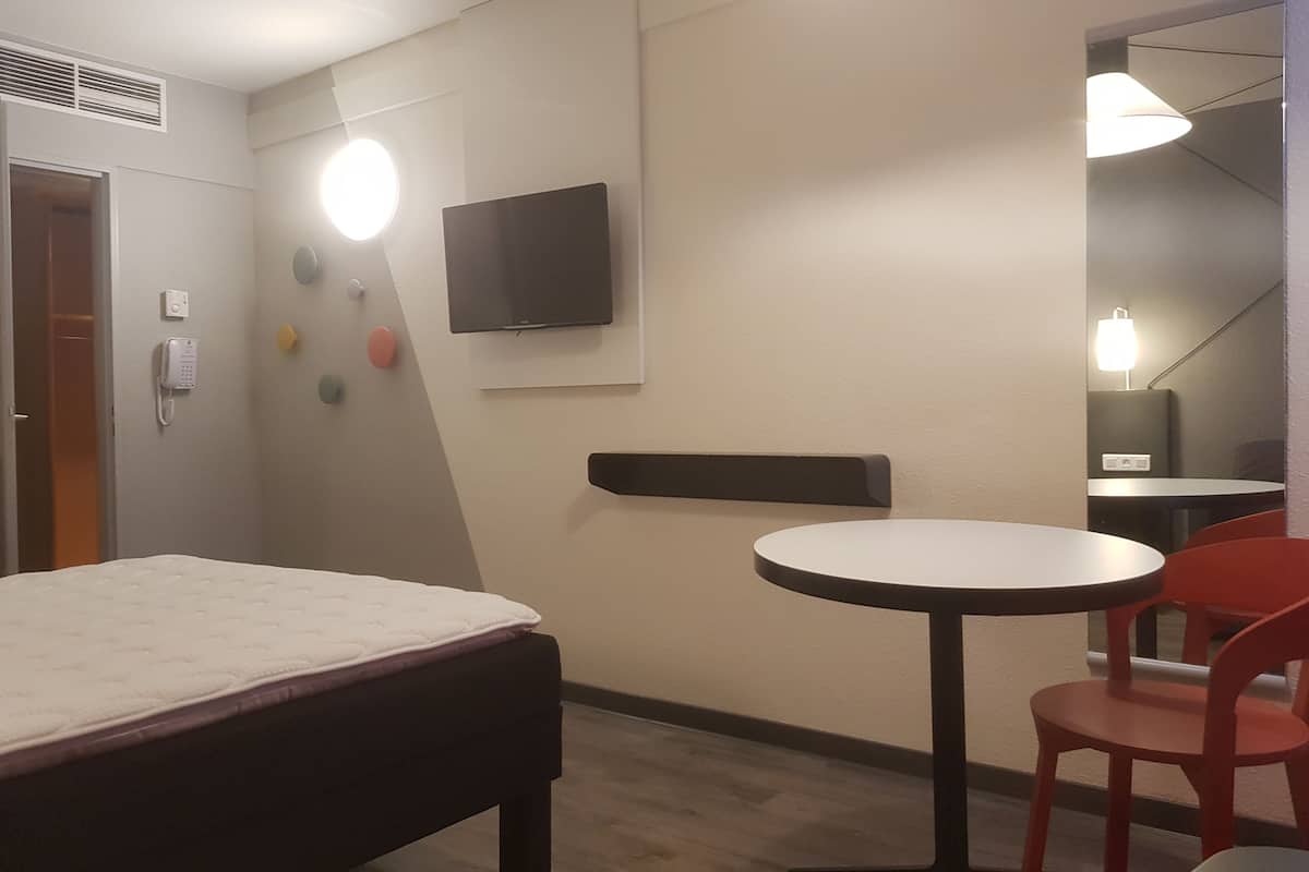 1 bedroom, desk, soundproofing, iron/ironing board