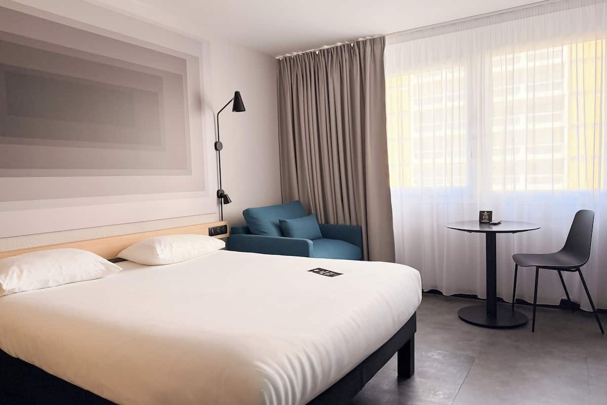 Chambre Standard, Plusieurs lits | 1 chambre, bureau, systĂšme dâinsonorisation, fer et planche Ă repasser