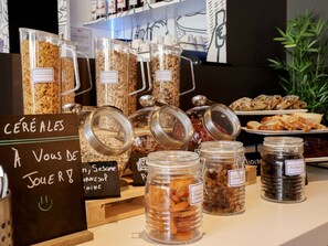 Petit déjeuner buffet (11.90 EUR par personne)
