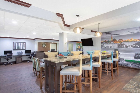 Lobby - Wingate by Wyndham Charleston Coliseum (North Charleston)