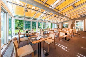 Tägliches Frühstücksbuffet (22 EUR pro Person)