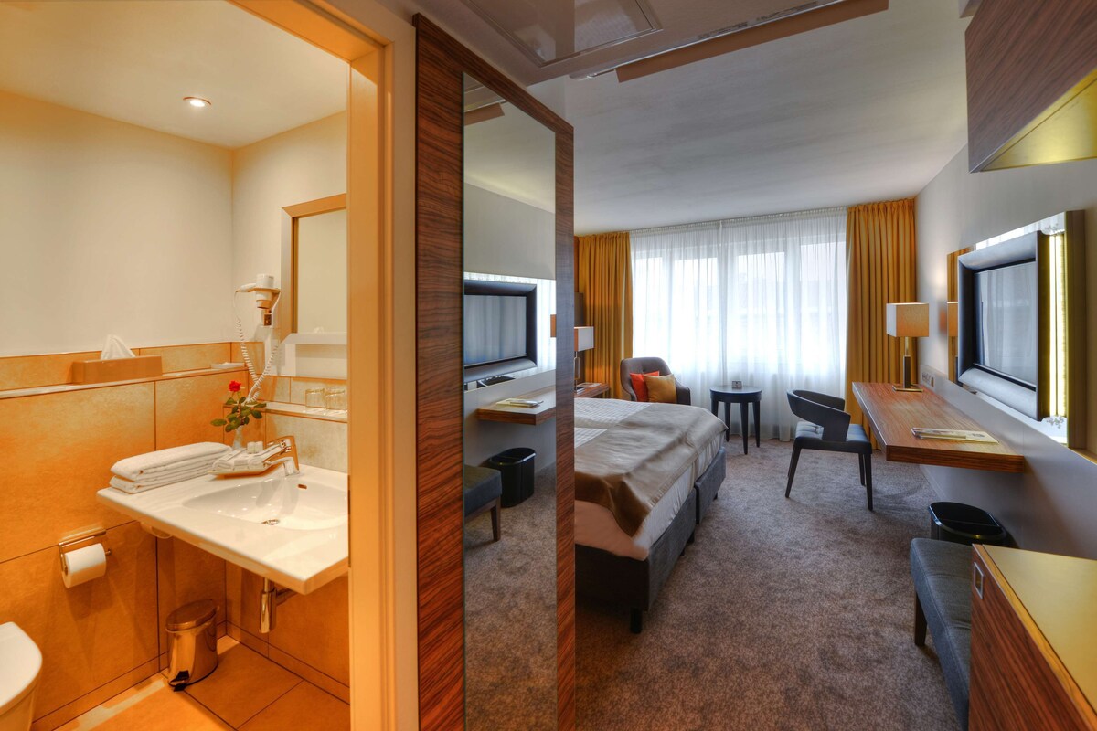 Business Room, 2 Twin Beds | 1 bedroom, premium bedding, minibar, in-room safe
