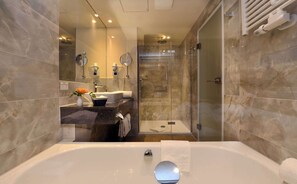 Suite, 1 cama matrimonial (Separate Living Room) | Baño | Regadera, amenidades de baño gratuitas, secadora de cabello, toallas 