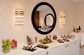 A buffet setup with various food items and a large mirror on the wall. - Best Western Plus Delta Park Hotel (Mannheim)