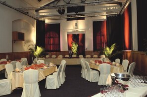 A banquet hall with multiple round tables set for dining, each with white tablecloths and chairs. - Best Western Plus Delta Park Hotel (Mannheim)