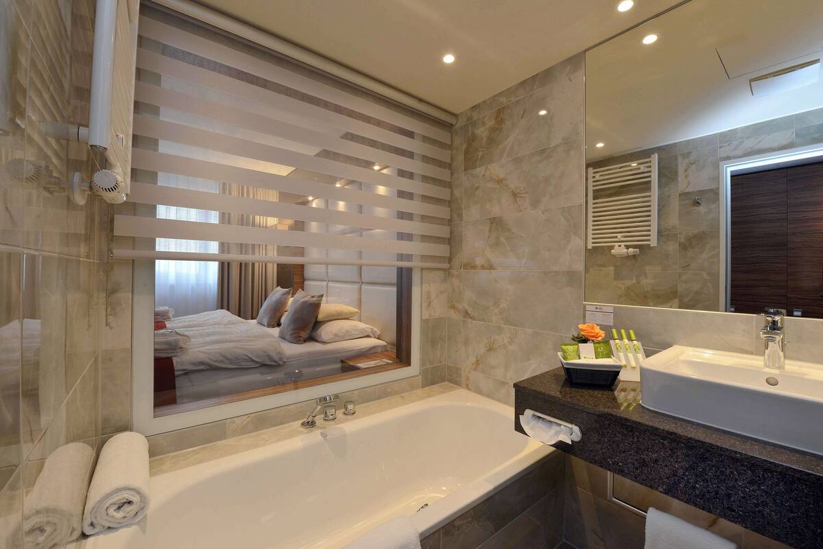 suite, 1 double bed (separate living room) | bathroom | shower, free toiletries, hair dryer, towels