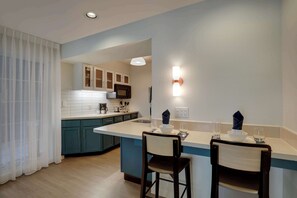 Suite, 1 grand lit et 1 canapé-lit (One Bedroom) | Coin cuisine privé