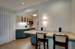 Suite, 1 cama de matrimonio con sofá cama (One Bedroom) | Cocina básica privada | Frigorífico grande, microondas, placa de cocina y lavavajillas