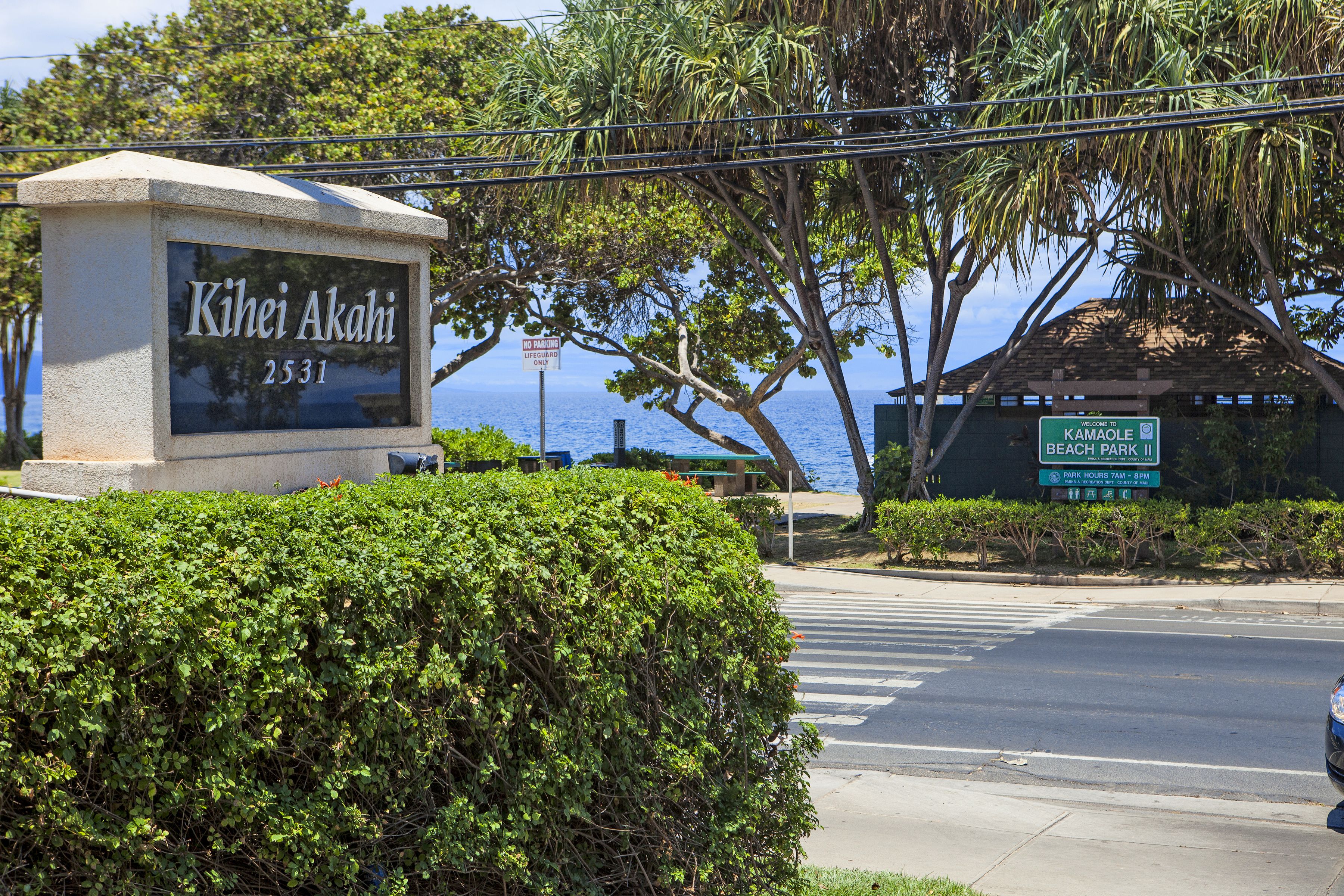 Un panneau de signalisation indiquant « Kihei Akahi 2531 » et un panneau indiquant un parc de plage.