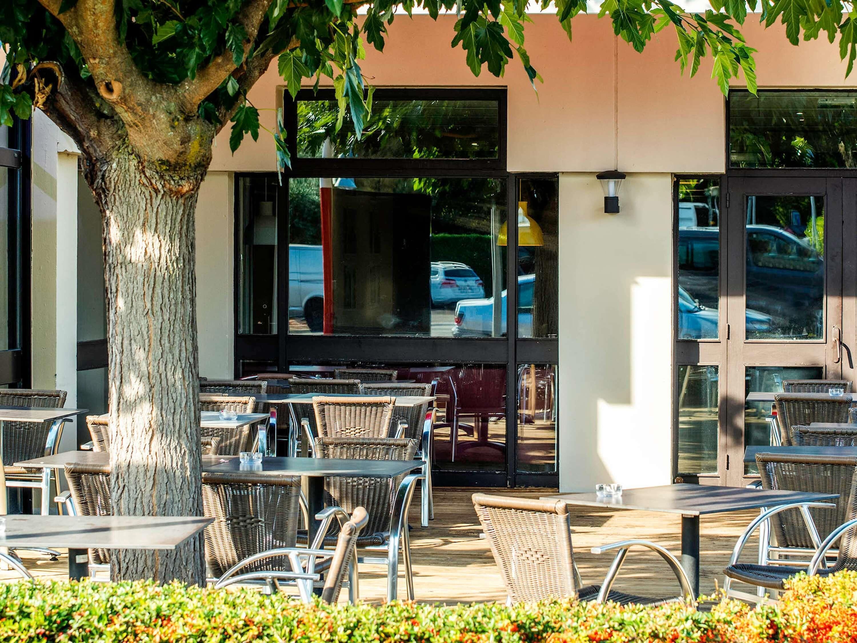 lunch, dinner served; barbecue, al fresco dining