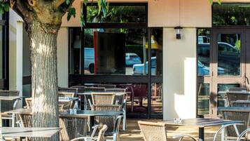 Déjeuner et dîner servis sur place, restauration en plein air