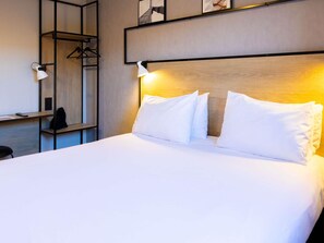 Meja, langsir/tirai gelap terus, kalis bunyi, seterika/papan seterika